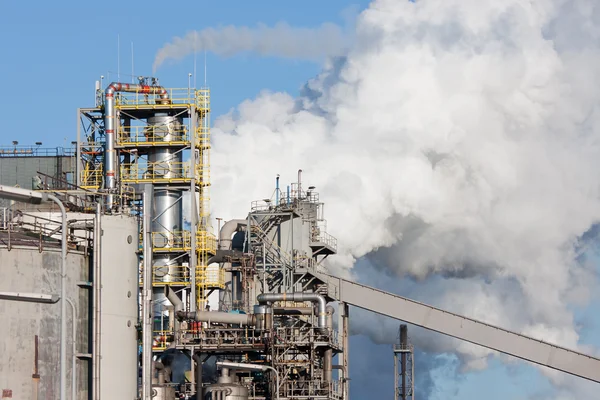 Chemische fabriek met schoorstenen en pijpen — Stockfoto