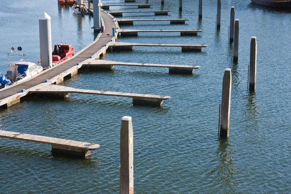 Плавучая пристань в голландской гавани — стоковое фото