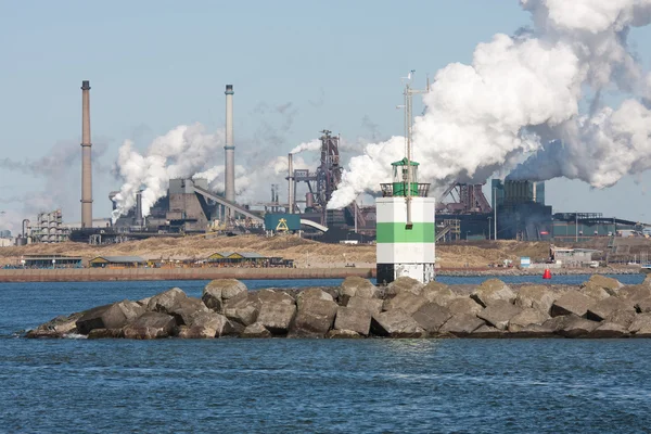 Stalen fabriek met haven aan de Nederlandse kust — Stockfoto