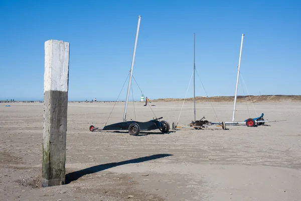 Zand zeilen auto's in Nederland op het strand — Stockfoto