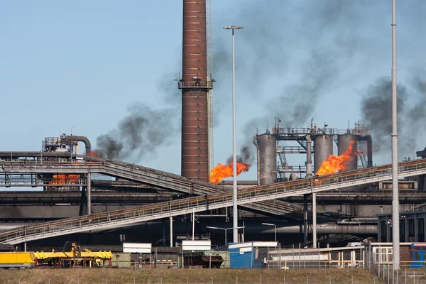 Fábrica de acero con chimenea de humo y quema de gas — Foto de Stock