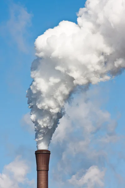 Schoorsteen met zware vervuiling tegen de blauwe hemel — Stockfoto