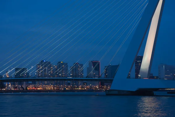 Erasmusbridge di Rotterdam di notte, Paesi Bassi — Foto Stock