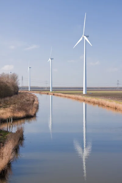 Holenderski pejzaż wsi z windturbines — Zdjęcie stockowe