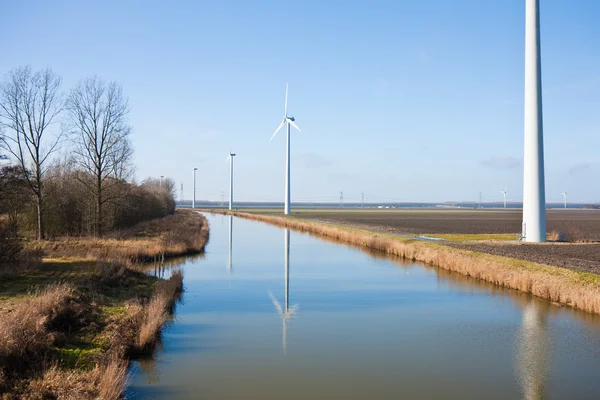 Paisagem rural holandesa com turbinas eólicas — Fotografia de Stock