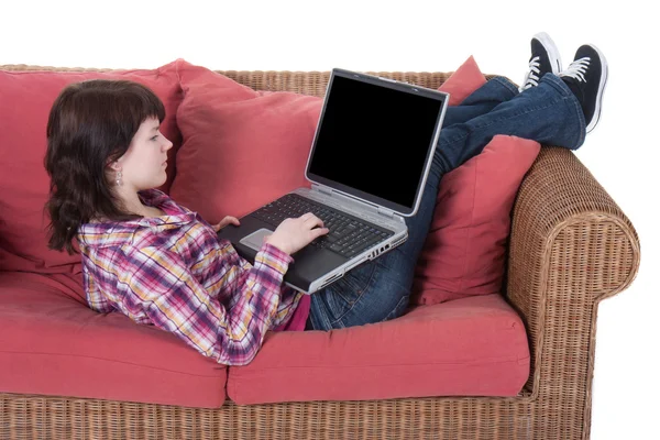 Дівчина працює на ноутбуці ізольовано на білому — стокове фото