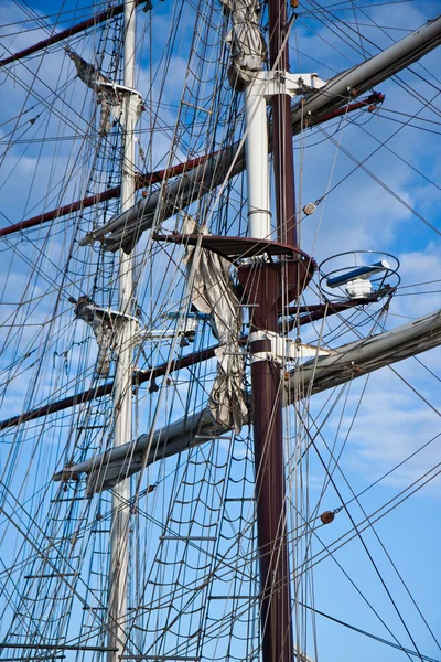 Dois mastros com aparelhamento de grandes embarcações à vela — Fotografia de Stock