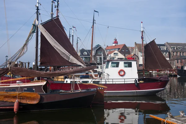 전통 배를 가진 urk의 네덜란드 하버 — 스톡 사진