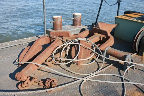 Плавучий цех со стальными кабелями и якорями — стоковое фото
