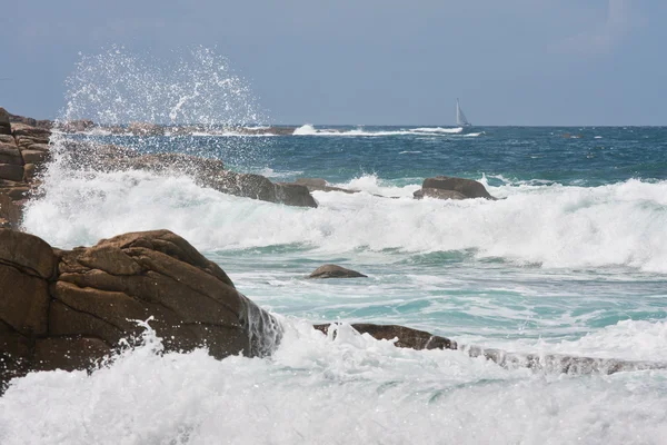 Côte rocheuse de Bretagne avec de gros brise-roches — Photo