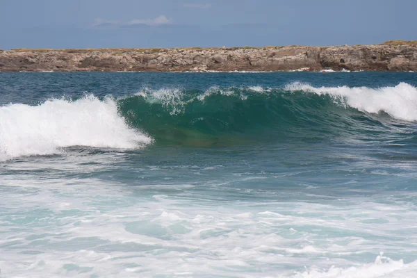 Rompiendo olas en la costa de Bretaña, Francia —  Fotos de Stock