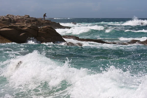 Ensam man fiske på den klippiga kusten av Bretagne, Frankrike — Stockfoto