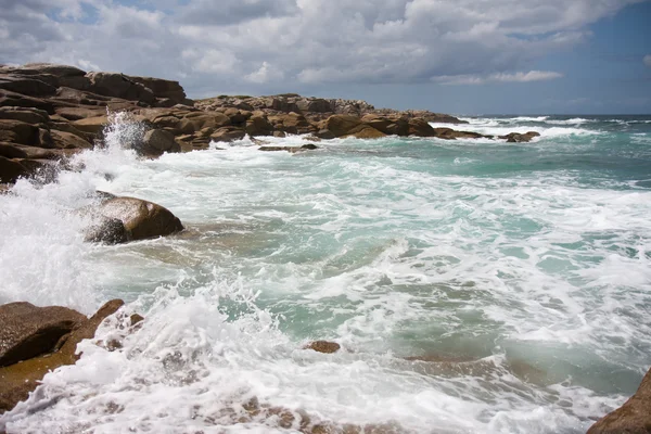 Wild water op de kust van Bretagne, Frankrijk — Stockfoto