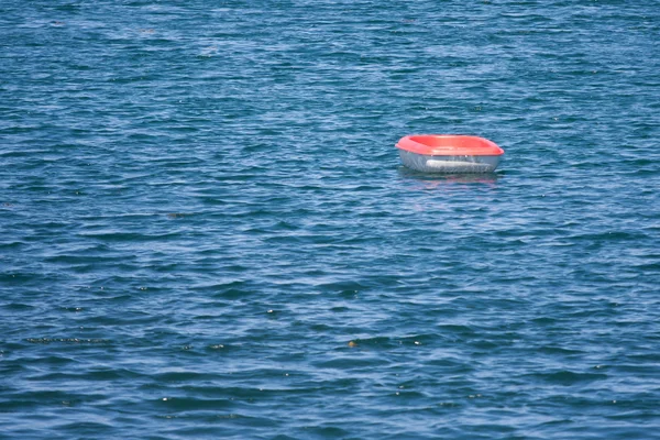 Ensam roddbåt i brett havet — Stockfoto