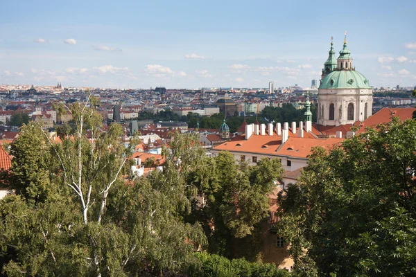 Paisaje urbano aéreo de Praha, visto desde la colina Hradjalá — Foto de Stock