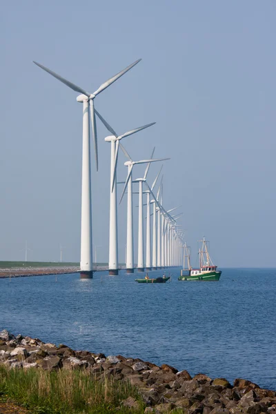 Turbinas eólicas en los Países Bajos con buque pesquero — Foto de Stock