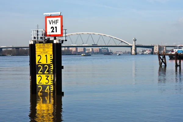 Meting van het vrijboord van een grote brug in de Nederlandse haven — Stockfoto
