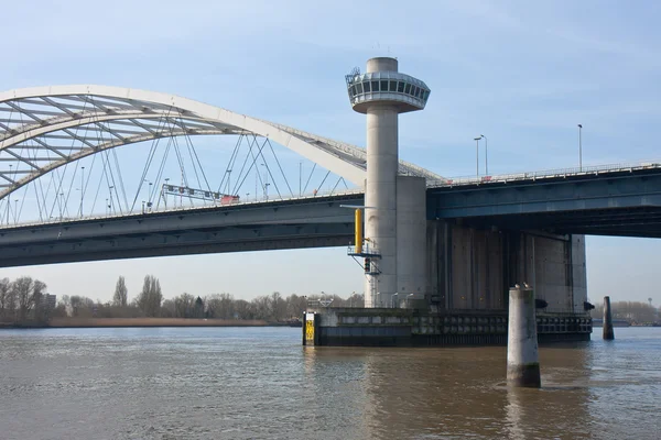 Brug over de rivier de lek in Nederland — Stockfoto