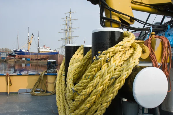 Däck på bogserbåt i holländsk hamn — Stockfoto