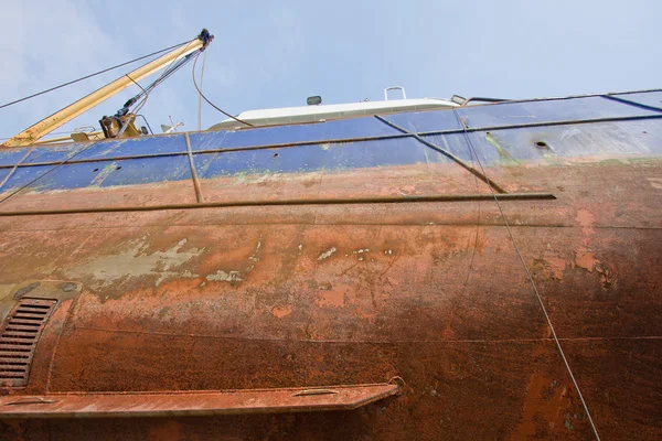 Киль рыболовного катера на судоверфи для технического обслуживания — стоковое фото