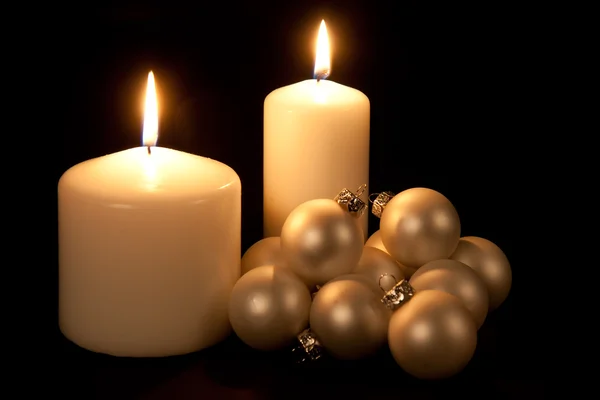 クリスマス ボールと 2 つの白いキャンドル — ストック写真