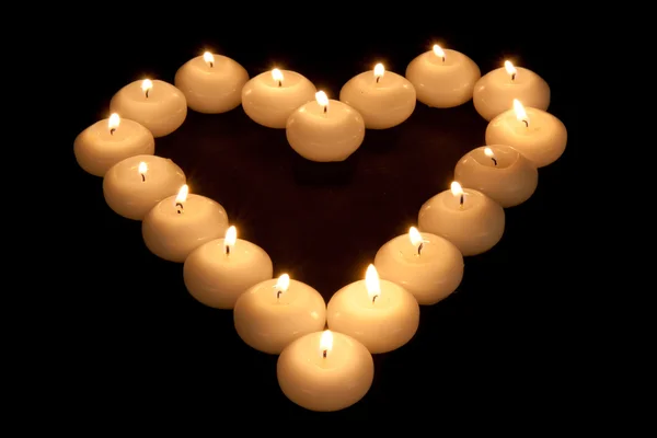 Сердце горящих свечей — стоковое фото