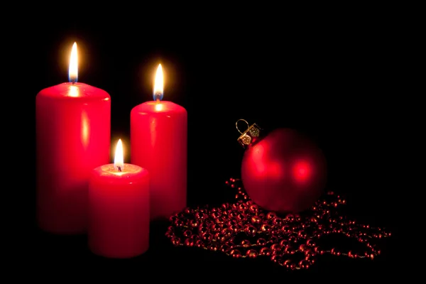 Conjunto de três velas vermelhas com corda e bola de Natal — Fotografia de Stock