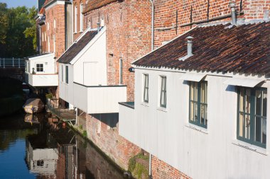Kanal üzerinde ahşap ev uzantıları olan Hollandalı şehrin tarihi
