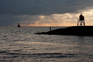 dutch harbor akşamları bırakarak yelkenli gemi