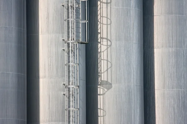 Detalle de silos grandes de una fábrica holandesa — Foto de Stock