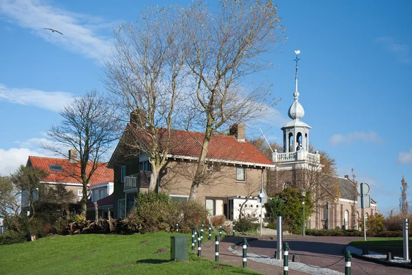 Kyrkan och hus i en gammal holländsk fiskeläge — Stockfoto