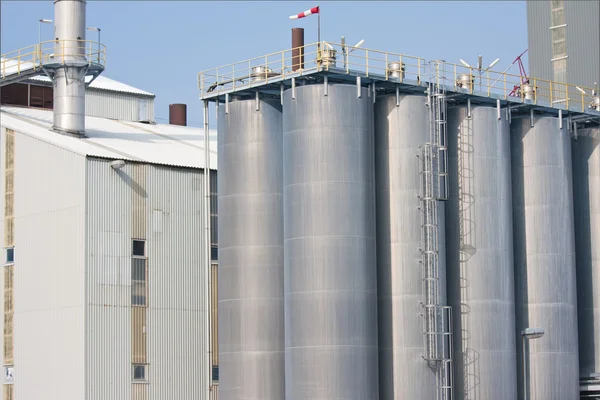 Grote silo's van een Nederlandse fabriek — Stockfoto