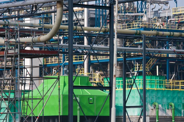 Muitos gasodutos diferentes em uma fábrica química — Fotografia de Stock