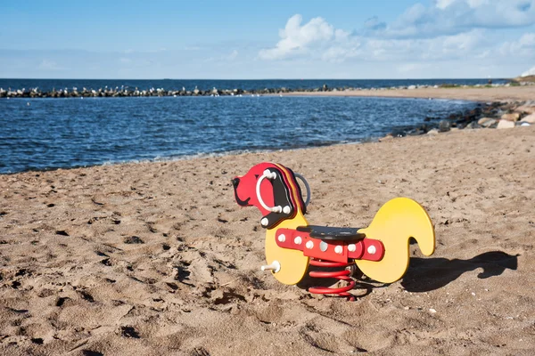 Speelveld op het strand te wachten voor de kleine kinderen — Stockfoto
