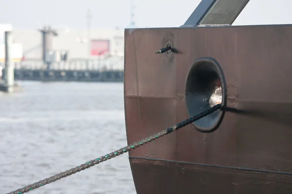 Большой корабль, пришвартованный верёвкой в голландской гавани — стоковое фото