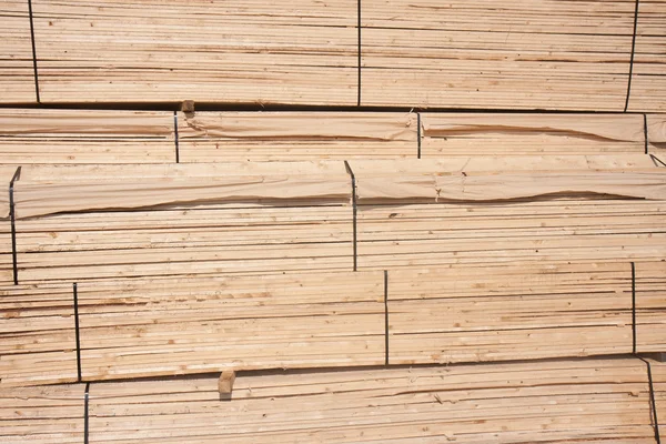 工場への輸送を待っている木製の板 — ストック写真