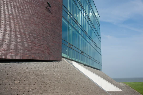 Фасад большого современного офиса у моря — стоковое фото