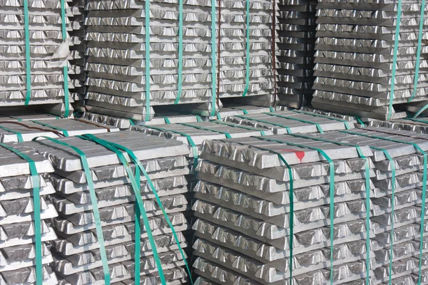 Tijolos de alumínio à espera de transporte para a fábrica — Fotografia de Stock