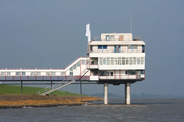 Hotel holandês com uma fundação de pilhas acima do mar — Fotografia de Stock