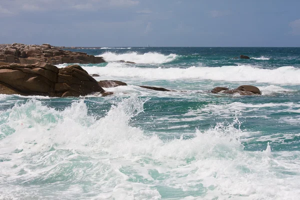 Vågor på klippiga kusten av Bretagne — Stockfoto