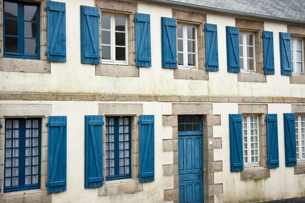 Fasad av traditionell breton hus med blå fönsterluckor i Frankrike — Stockfoto