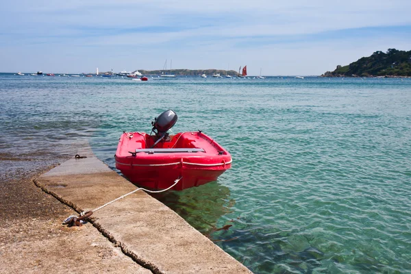 Mored boat al molo con l'alta marea in Bretagne, Francia — Foto Stock