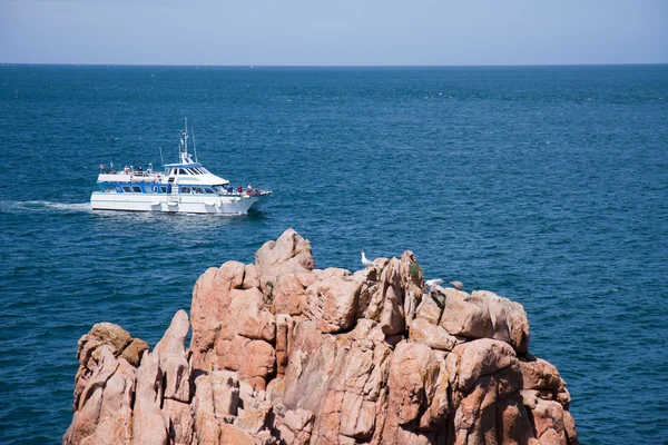 Round-trip boot zeilen langs de prachtige kust van bretagne, f — Stockfoto