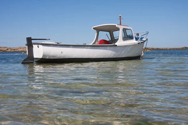 Small boat in shallow water in Brittany France — Stock Photo, Image