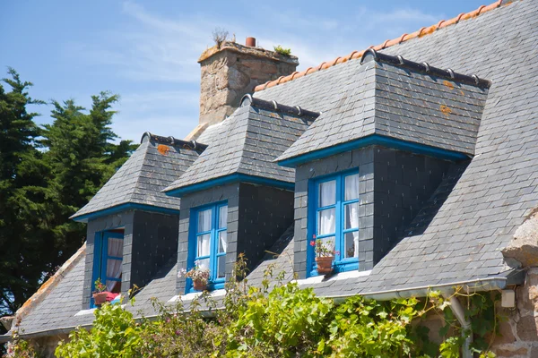 Bretaňském domu s typickou vikýře a okenice, Francie — Stock fotografie