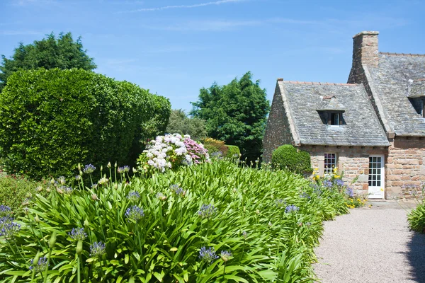 Casa tradicional con jardín en bretagne, Francia — Foto de Stock