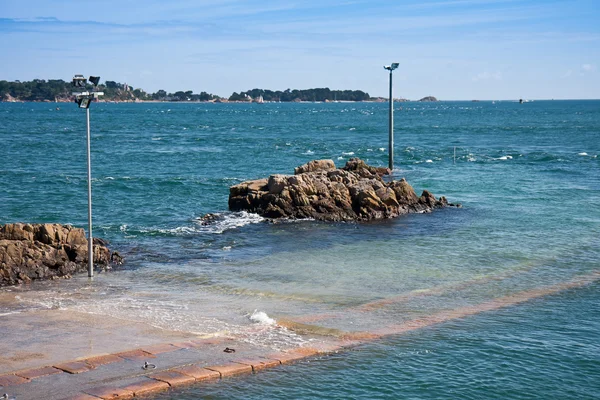 Översvämmade pier under högvatten på segla utmed kusten av bretagene, Frankrike — Stockfoto