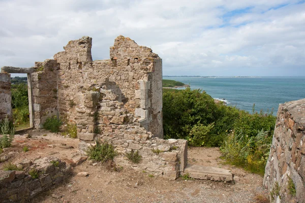 Ruínas do antigo castelo ao longo da costa da França — Fotografia de Stock