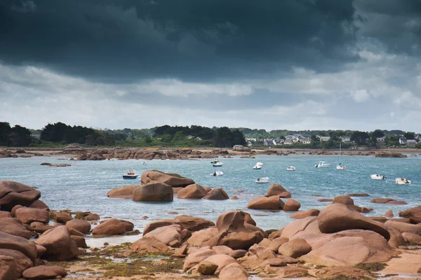Costa rocosa de Bretaña con amenaza de tormenta eléctrica, Francia — Foto de Stock