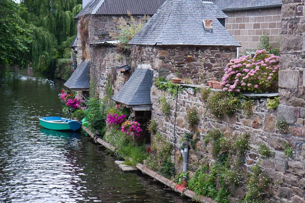 Canal with city wall in historic town Pontrieux of france — Stock Photo, Image